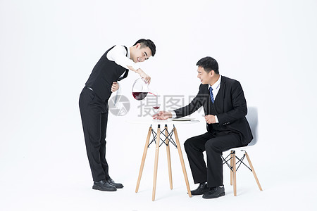 品酒与摄影的完美邂逅 服务员不仅仅是倒酒者